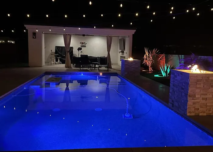 Holiday home Desert Rose Oasis, Pool, Firepit, Views! *