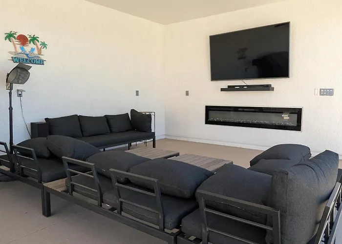 Desert Rose Oasis, Pool, Firepit, Views! Holiday home